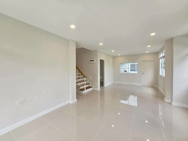 Trendy Tara Ramkhamhaeng, Bangkok, Rat Phatthana, Saphan Sung, Bangkok, 4 Bedrooms, 160 sqm, Single Detached House For Sale, by พเนตร มหามิตรานนท์, 500347876 - DDproperty.com