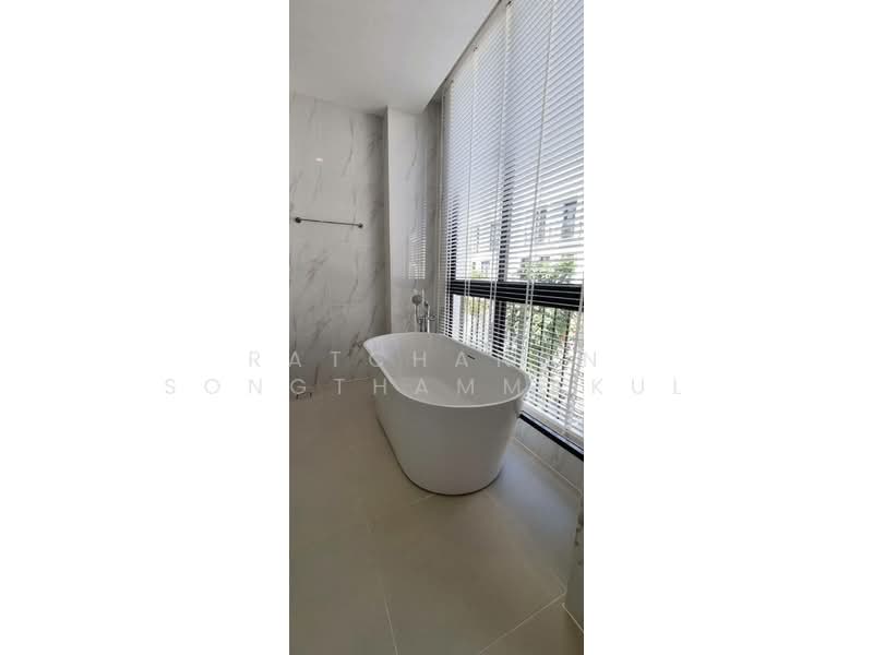 Aerie Srinakarin-Krungthepkreetha, Bangkok, Srinakarin - Romklao Road, Khlong Song Ton Nun, Lat Krabang, Bangkok, 4 Bedrooms, 390 sqm, Single Detached House For Rent, by Ratchanon Songthammakul, 500348053 - DDproperty.com