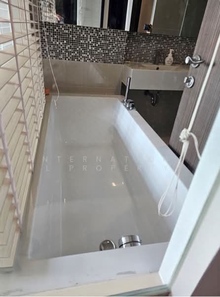 Rhythm Sukhumvit 44/1, Bangkok, Sukhumvit Road, Phra Kanong, Khlong Toei, Bangkok, 1 Bedroom, 45 sqm, Condo For Rent, by International Property, 500348350 - BATH and SHOWER ROOM - DDproperty.com