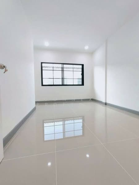 Baan Rin Thong Lamlukka, Pathum Thani, Khu Khot, Lam Luk Ka, Pathum Thani, 2 Bedrooms, 110 sqm, Townhouse For Sale, by Connex Property, 500348401 - DDproperty.com