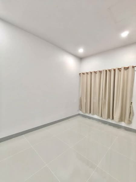 ขายทาวน์โฮมรีโนเวทใหม่ ม.รื่นรมย์ ซ.จ่าบรรณ ศรีราชา, Chon Buri (Pattaya), Surasak, Si Racha, Chon Buri (Pattaya), 2 Bedrooms, 60 sqm, Townhouse For Sale, by Dusit Saengfa, 500348921 - DDproperty.com