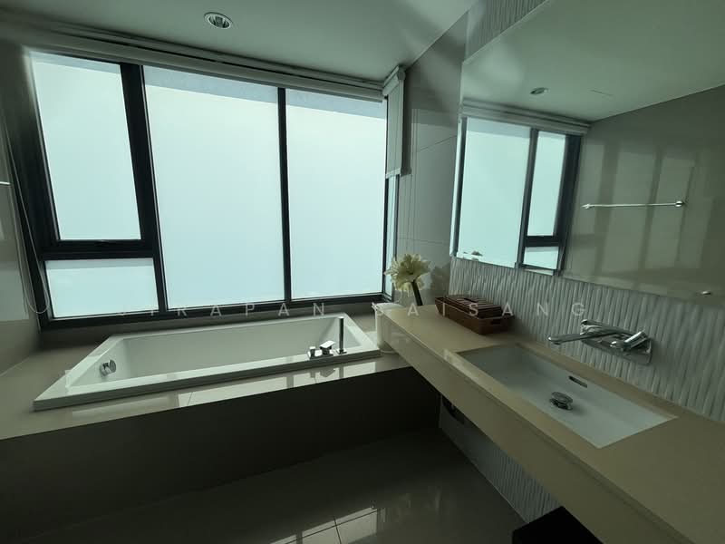 Rhythm Sukhumvit 42, Bangkok, Soi Sukhumvit 42, Sukhumvit Road, Phra Kanong, Khlong Toei, Bangkok, 2 Bedrooms, 80 sqm, Condo For Rent, by Jirapan Saisang, 500350754 - DDproperty.com