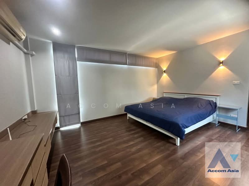 Pet Friendly Modern High-Ceiling House with Spacious Balcony in Sukhumvit, Bangkok, Khlong Tan Nua, Watthana, Bangkok, 3 Bedrooms, 320 sqm, Single Detached House For Sale, by Accom Asia, 500350764 - DDproperty.com