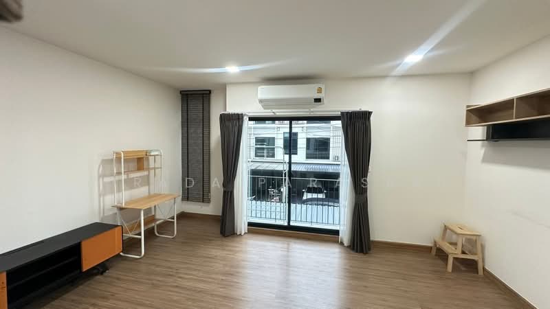 Patio Srinakarin-Rama 9, Bangkok, Krungthep Kreetha Road, Hua Mak, Bang Kapi, Bangkok, 4 Bedrooms, 200 sqm, Townhouse For Rent, by Airada Parasarn, 500351002 - DDproperty.com
