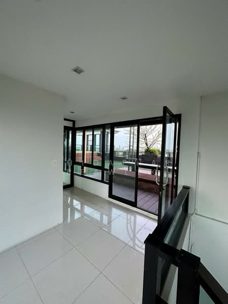 For Sale: 8-Storey Condominium Building Behind Paradise Park, Near Suan Luang Rama IX Park, Bangkok, Suan Luang, Bangkok, , 2,856 sqm, Business For Sale, by Chidaphar Beawlek, 500351052 - DDproperty.com