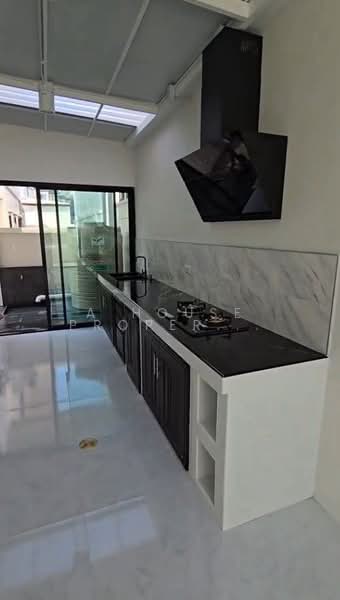 Single house in Sriracha, The Complete project, great value, Chon Buri (Pattaya), Surasak, Si Racha, Chon Buri (Pattaya), 3 Bedrooms, 250 sqm, Single Detached House For Sale, by A House Property Co.,Ltd., 500352239 - DDproperty.com