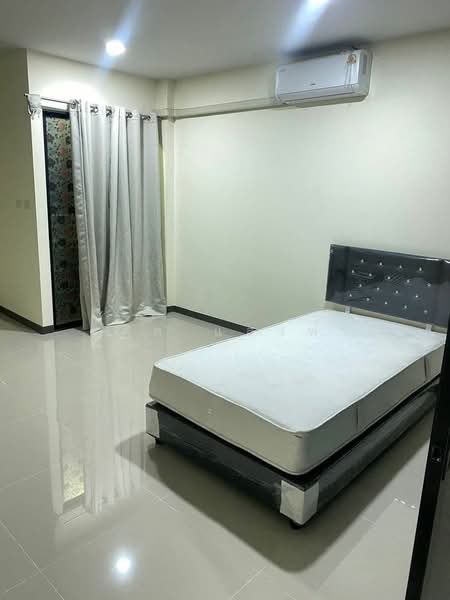 ให้เช่าอาคารพาณิชย์ 3 ชั้น เดอะเน็กซ์ บึง บ่อวิน ศรีราชา, Chon Buri (Pattaya), Bo Win, Si Racha, Chon Buri (Pattaya), , 200 sqm, Shophouse For Rent, by Dusit Saengfa, 500352461 - DDproperty.com