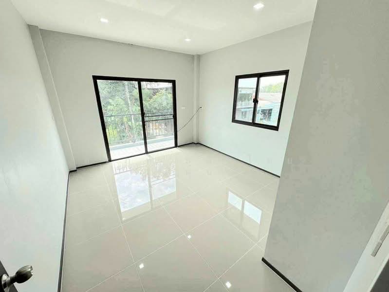 บ้านเดี่ยว 2 ชั้น สร้างใหม่ ขนาด 45 ตารางวา 5 ห้องนอน ซอยบงกช ตำบลคลองสอง อำเภอคลองหลวง, Pathum Thani, Khlong Song, Khlong Luang, Pathum Thani, 5 Bedrooms, 200 sqm, Single Detached House For Sale, by สรภพ ยอดไชย (สีฝุ่น), 500352590 - DDproperty.com