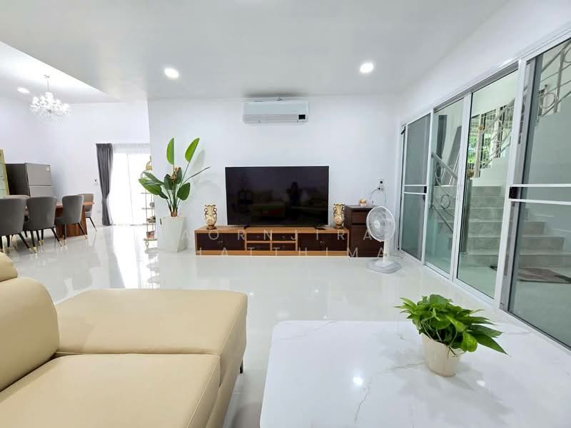 S2771 | Great Value! 6-Bedroom Corner Pool Villa in Hang Dong | Only 6 Minutes to Kad Farang Village, Chiang Mai, Hang Dong, Chiang Mai, 6 Bedrooms, 300 sqm, Single Detached House For Sale, by Aornjira Khatthima, 500352994 - DDproperty.com