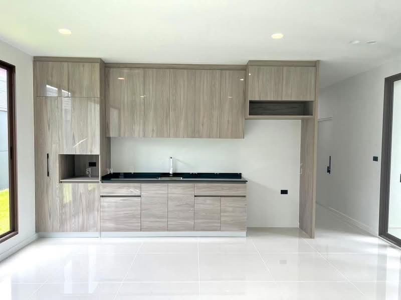 Burasiri Krungthep Kreetha, Bangkok, 95 Soi Pracha Ruam Chai, Hua Mak, Bang Kapi, Bangkok, 4 Bedrooms, 300 sqm, Single Detached House For Rent, by Supajee Wattanarom, 500354018 - DDproperty.com