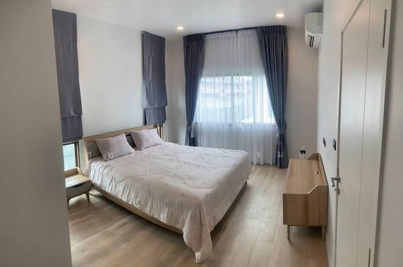 Burasiri Krungthep Kreetha, Bangkok, 95 Soi Pracha Ruam Chai, Hua Mak, Bang Kapi, Bangkok, 4 Bedrooms, 300 sqm, Single Detached House For Rent, by Supajee Wattanarom, 500354018 - DDproperty.com