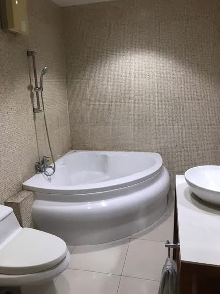 Baan Klang Krung Thonglor, Bangkok, 55 Soi Sukhumvit 55, Khlong Tan Nua, Watthana, Bangkok, 4 Bedrooms, 350 sqm, Townhouse For Rent, by Sataporn Jalao, 500354152 - DDproperty.com