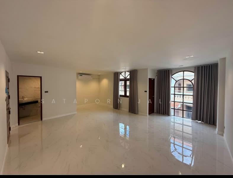 5-BR Townhouse, Bangkok, Khlong Tan Nua, Watthana, Bangkok, 5 Bedrooms, 400 sqm, Townhouse For Rent, by Sataporn Jalao, 500354158 - DDproperty.com