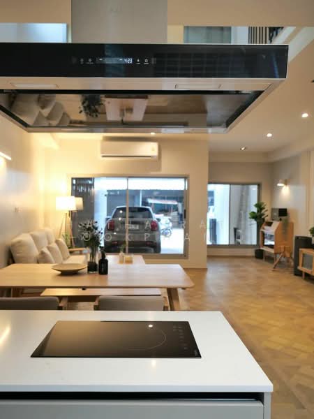3-BR Townhouse, Bangkok, Khlong Tan Nua, Watthana, Bangkok, 3 Bedrooms, 210 sqm, Townhouse For Sale, by Hathairat Rookphan , 500354215 - DDproperty.com