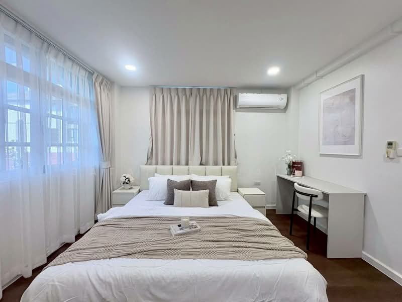 5-BR Townhouse, Bangkok, Samsen Nok, Huai Khwang, Bangkok, 5 Bedrooms, 377 sqm, Townhouse For Rent, by Sataporn Jalao, 500354310 - DDproperty.com
