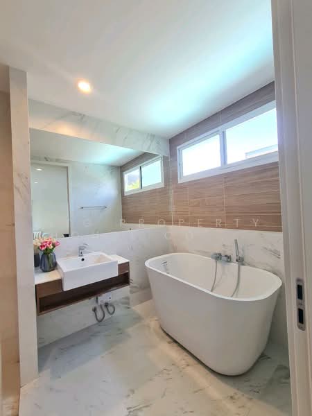 Nirvana Absolute Krungthep Kreetha, Bangkok, Soi Krungthep Kreetha B 5, Saphan Sung, Bangkok, 3 Bedrooms, 300 sqm, Single Detached House For Rent, by NTG Property House Co.,Ltd., 500354454 - DDproperty.com