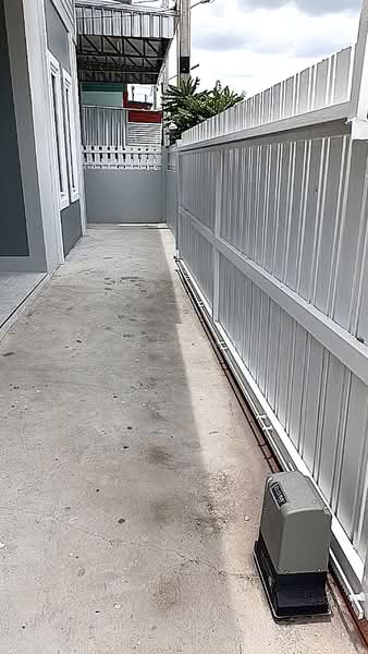 Decatch house 3bedroom near bangsean, Chon Buri (Pattaya), ห้วยกถปิ16, Huai Kapi, Muang Chon Buri, Chon Buri (Pattaya), 3 Bedrooms, 220 sqm, Single Detached House For Sale, by แสงเดือน คงแนวดี, 500354458 - ประตูหน้าบ้านเป็นประตูไฟฟ้า - DDproperty.com