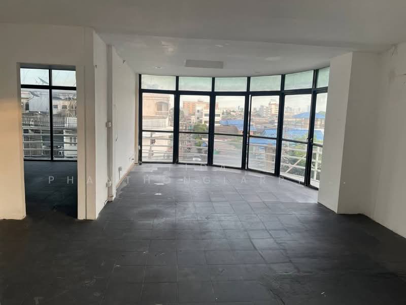 Two adjoining commercial units (corner units) for rent in On Nut area. Available for rent, Bangkok, On Nut, Suan Luang, Bangkok, , 450 sqm, Shophouse For Rent, by Tida phanthonglarptawee, 500354499 - DDproperty.com