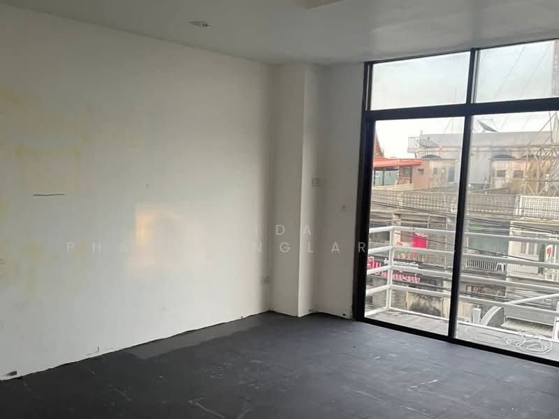 Two adjoining commercial units (corner units) for rent in On Nut area. Available for rent, Bangkok, On Nut, Suan Luang, Bangkok, , 450 sqm, Shophouse For Rent, by Tida phanthonglarptawee, 500354499 - DDproperty.com