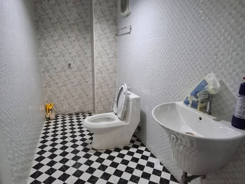Two adjoining commercial units (corner units) for rent in On Nut area. Available for rent, Bangkok, On Nut, Suan Luang, Bangkok, , 450 sqm, Shophouse For Rent, by Tida phanthonglarptawee, 500354499 - DDproperty.com