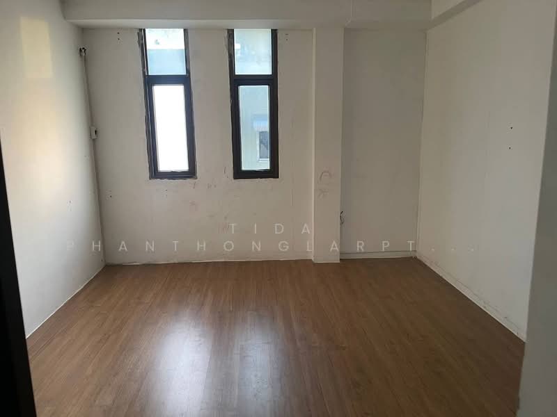 Two adjoining commercial units (corner units) for rent in On Nut area. Available for rent, Bangkok, On Nut, Suan Luang, Bangkok, , 450 sqm, Shophouse For Rent, by Tida phanthonglarptawee, 500354499 - DDproperty.com