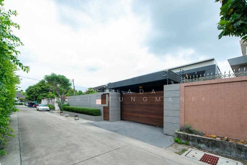 ปรีดีพนมยงค์ 26 ซอย 4, Bangkok, Phra Kanong Nua, Watthana, Bangkok, 5 Bedrooms, 350 sqm, Single Detached House For Sale, by Pimlada Lertritrungmanee, 500354762 - DDproperty.com