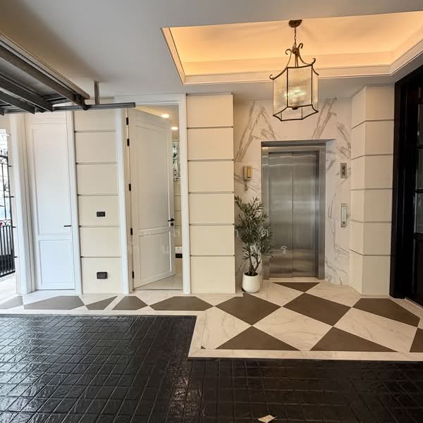 The Boulevard Ekkamai, Bangkok, 98 Soi Prasertdee, Khlong Tan Nua, Watthana, Bangkok, 4 Bedrooms, 500 sqm, Single Detached House For Sale, by อลงกต คำนวรพร, 500355222 - DDproperty.com
