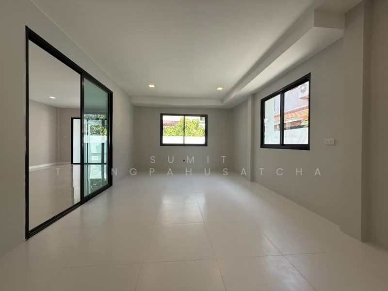 Ladawan Pinklao-Borommaratchachonnani, Bangkok, Borommaratchachonnani Road, Sala Thammasop, Thawi Watthana, Bangkok, 4 Bedrooms, 350 sqm, Single Detached House For Sale, by Sumit Thongpahusatcha, 500355422 - DDproperty.com