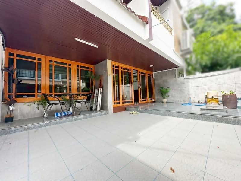 Maru Ekkamai 2, Bangkok, 70-5 Sukhumvit 63 Road, Phra Kanong Nua, Watthana, Bangkok, 4 Bedrooms, 350 sqm, Condo For Rent, by Kanokwan Klakhaeng, 500355475 - DDproperty.com