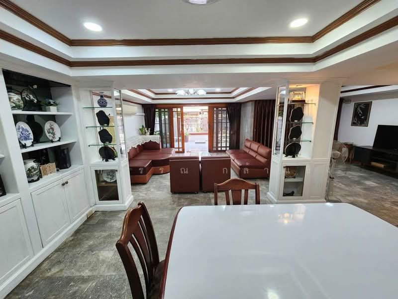 Maru Ekkamai 2, Bangkok, 70-5 Sukhumvit 63 Road, Phra Kanong Nua, Watthana, Bangkok, 4 Bedrooms, 350 sqm, Condo For Rent, by Kanokwan Klakhaeng, 500355475 - DDproperty.com