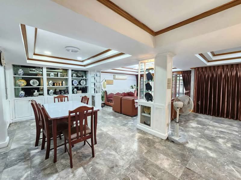 Maru Ekkamai 2, Bangkok, 70-5 Sukhumvit 63 Road, Phra Kanong Nua, Watthana, Bangkok, 4 Bedrooms, 350 sqm, Condo For Rent, by Kanokwan Klakhaeng, 500355475 - DDproperty.com