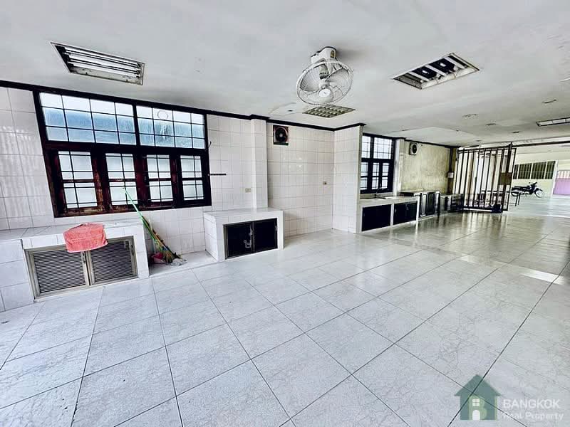 Sutthisan | Large Detached 6 Bedroom House – Development Opportunity Edit, Bangkok, Samsen Nok, Huai Khwang, Bangkok, 6 Bedrooms, 600 sqm, Single Detached House For Sale, by Chakkrapong Ponyeam, 500356002 - DDproperty.com