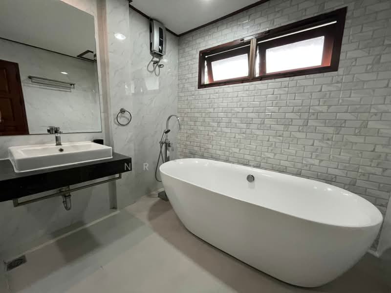 Panya Pattanakarn Village, Bangkok, Soi Phatthanakarn 30, Suan Luang, Bangkok, 5 Bedrooms, 350 sqm, Single Detached House For Rent, by NR AGENT, 500358640 - DDproperty.com