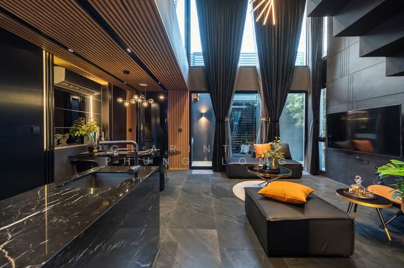 For sale/rent: 3.5-story townhome with 3 bedrooms in the heart of Ratchada, near MRT, Bangkok, รัชดาภิเษก, Samsen Nok, Huai Khwang, Bangkok, 3 Bedrooms, 234 sqm, Townhouse For Rent, by Charinthip Phungalong, 500358683 - DDproperty.com