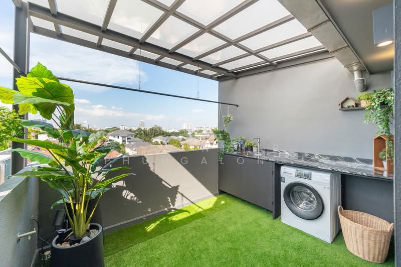 For sale/rent: 3.5-story townhome with 3 bedrooms in the heart of Ratchada, near MRT, Bangkok, รัชดาภิเษก, Samsen Nok, Huai Khwang, Bangkok, 3 Bedrooms, 234 sqm, Townhouse For Rent, by Charinthip Phungalong, 500358683 - DDproperty.com