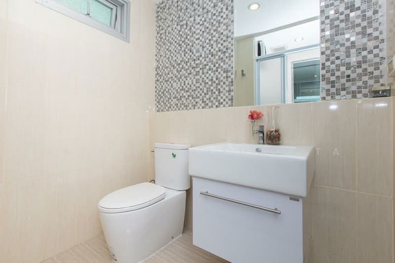 Life Ratchadapisek, Bangkok, 279 Ratchadapisaek Road, Huai Khwang, Bangkok, 2 Bedrooms, 56 sqm, Condo For Sale, by Nattapat Reunyota, 500359496 - DDproperty.com