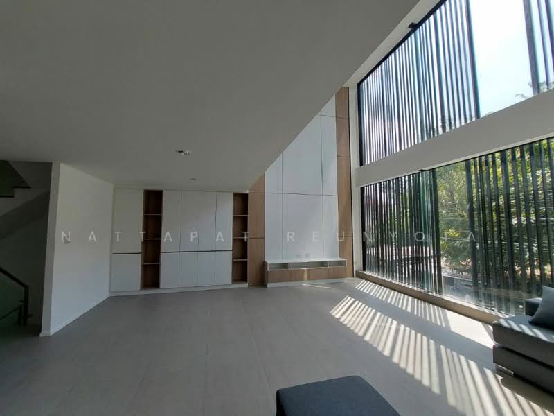 4-BR Semi-detached House, Bangkok, Khlong Tan Nua, Watthana, Bangkok, 4 Bedrooms, 400 sqm, Semi-Detached House (Twin House) For Sale, by Nattapat Reunyota, 500359837 - DDproperty.com