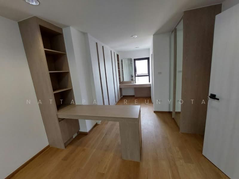 4-BR Semi-detached House, Bangkok, Khlong Tan Nua, Watthana, Bangkok, 4 Bedrooms, 400 sqm, Semi-Detached House (Twin House) For Sale, by Nattapat Reunyota, 500359837 - DDproperty.com