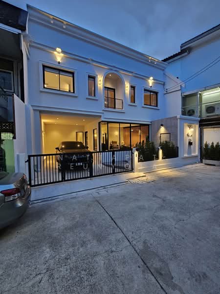 3-BR Townhouse, Bangkok, Khlong Tan Nua, Watthana, Bangkok, 3 Bedrooms, 193 sqm, Townhouse For Sale, by Nattapat Reunyota, 500359959 - DDproperty.com