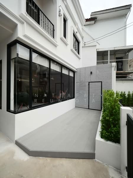 3-BR Townhouse, Bangkok, Khlong Tan Nua, Watthana, Bangkok, 3 Bedrooms, 193 sqm, Townhouse For Sale, by Nattapat Reunyota, 500359959 - DDproperty.com