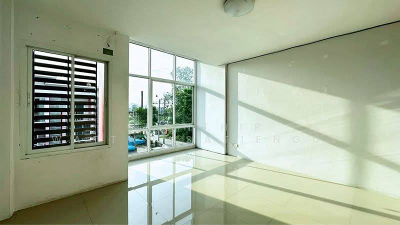 ขาย/ให้เช่า โฮมออฟฟิศ 3 ชั้น โครงการ Signature East Gate ศรีราชา ใกล้มอเตอร์เวย์สาย 7, ชลบุรี, , สุรศักดิ์, ศรีราชา, ชลบุรี, 155 ตร.ม., ตึกแถว-อาคารพาณิชย์ ขาย, โดย Pronthip Wattanasatiengul, 500360116 - DDproperty.com