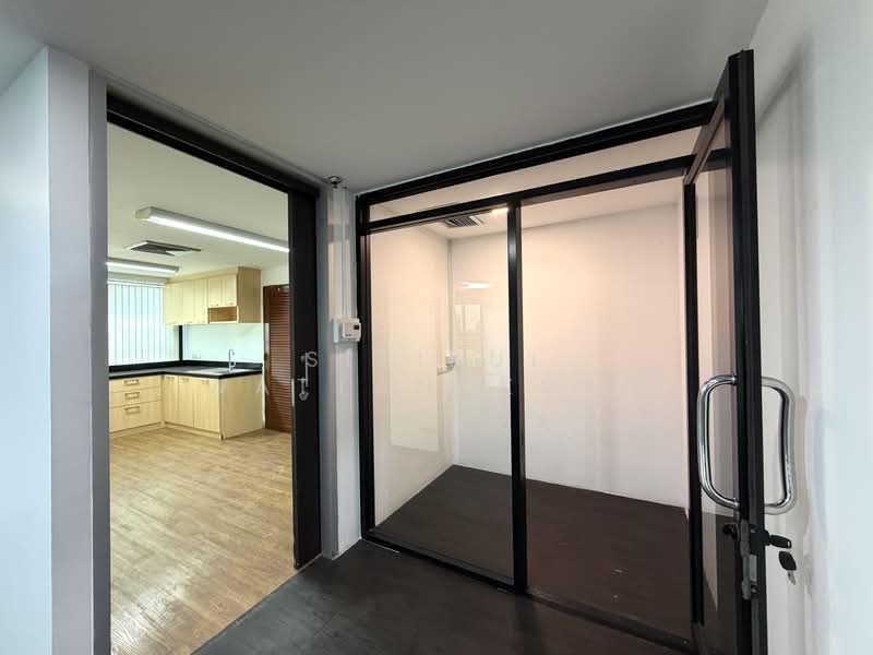 7-min walk to BTS, Move-in ready, Private meeting room & executive office, Bangkok, Sukhumvit 63, Khlong Tan Nua, Watthana, Bangkok, , 220 sqm, Office Space For Rent, by Sirikul Wattanakorn, 500360295 - DDproperty.com