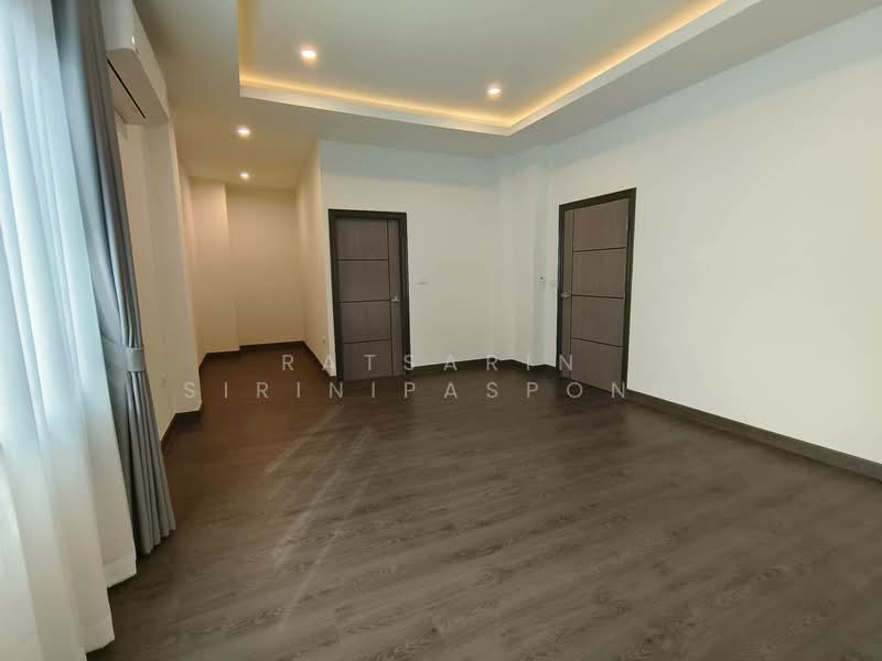 Townhouse for rent 4 bedrooms, Bangkok, Phra Kanong Nua, Watthana, Bangkok, 4 Bedrooms, 330 sqm, Townhouse For Rent, by Ratsarin Sirinipaspong, 500360851 - DDproperty.com