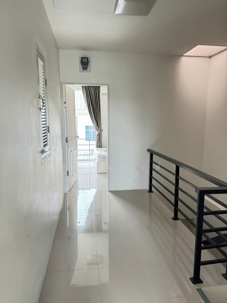 ให้เช่าอาคารพาณิชย์ใหม่ 2 ชั้นติดถนน ไร่กล้วย ศรีราชา, Chon Buri (Pattaya), Surasak, Si Racha, Chon Buri (Pattaya), , 85 sqm, Shophouse For Rent, by Dusit Saengfa, 500361337 - DDproperty.com