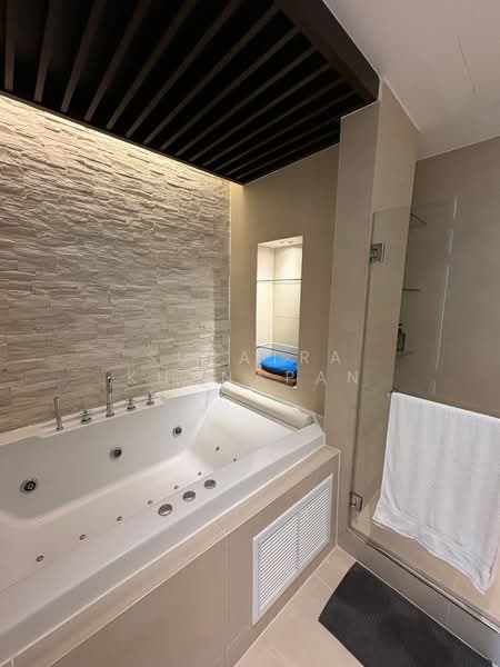 The Lakes, Bangkok, 123 Ratchadaphisek Road, Khlong Toei, Bangkok, 2 Bedrooms, 173 sqm, Condo For Rent, by Supatra Khanapan, 500361444 - DDproperty.com