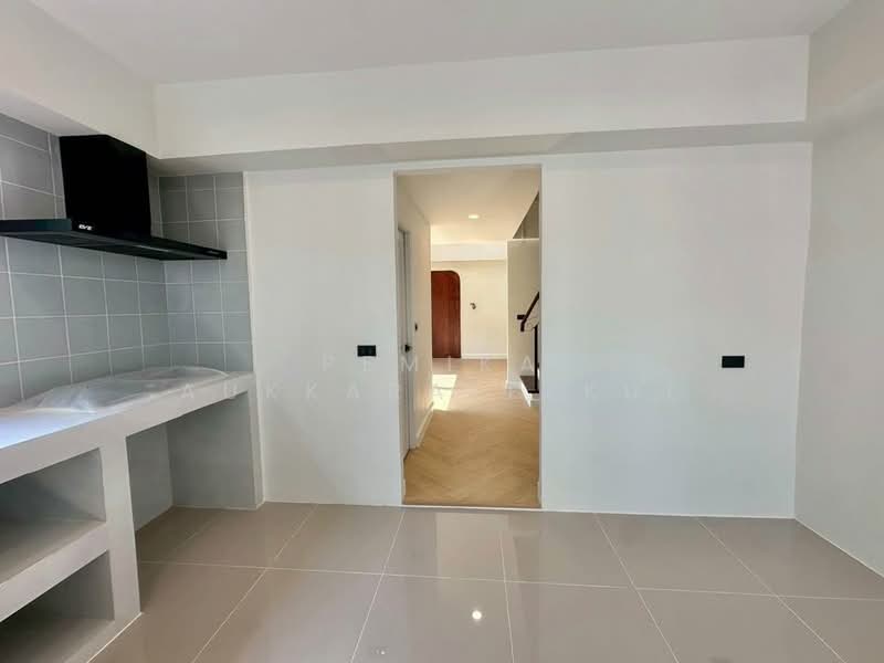 3-BR Townhouse, Bangkok, Lat Phrao, Bangkok, 3 Bedrooms, 204 sqm, Townhouse For Sale, by Pemika Aukkaraleekul, 500362339 - DDproperty.com