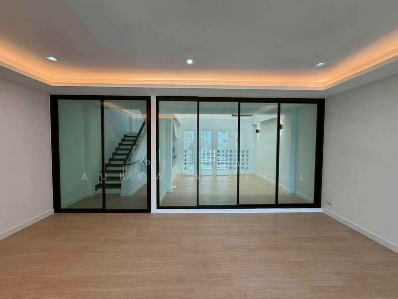 4-BR Townhouse, Bangkok, Bang Chak, Phra Khanong, Bangkok, 4 Bedrooms, 368 sqm, Townhouse For Sale, by Pemika Aukkaraleekul, 500362490 - DDproperty.com
