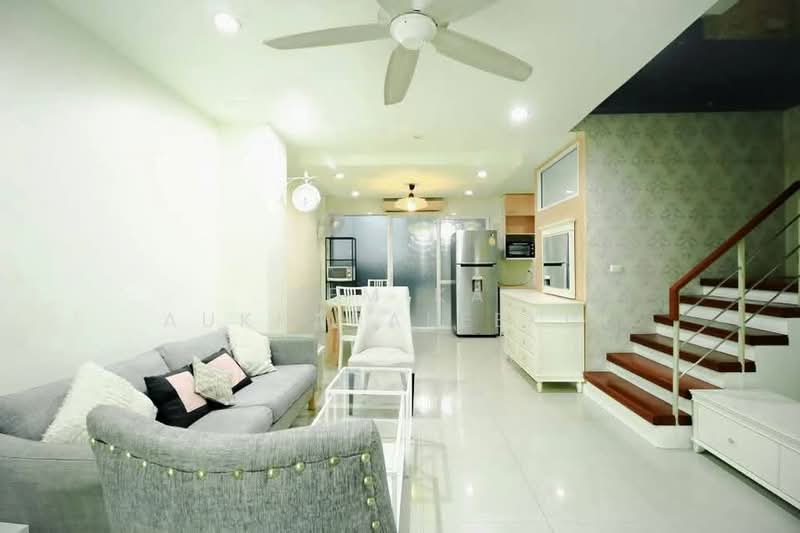 Thanapat Haus Sathorn - Narathiwas : ธนาพัฒน์ เฮ้าส์ สาทร - นราธิวาสฯ, กรุงเทพ, ซอยชื่นจิตร ถนนนนทรี, ช่องนนทรี, ยานนาวา, กรุงเทพ, 200 ตร.ม., ทาวน์เฮ้าส์ ขาย, โดย Pemika Aukkaraleekul, 500362533 - DDproperty.com