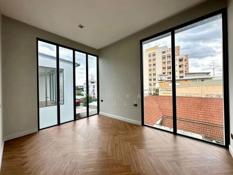 undefined, Bangkok, Praborommaharatchawang, Phra Nakhon, Bangkok, 3 Bedrooms, 250 sqm, Single Detached House For Sale, by Pemika Aukkaraleekul, 500362647 - DDproperty.com