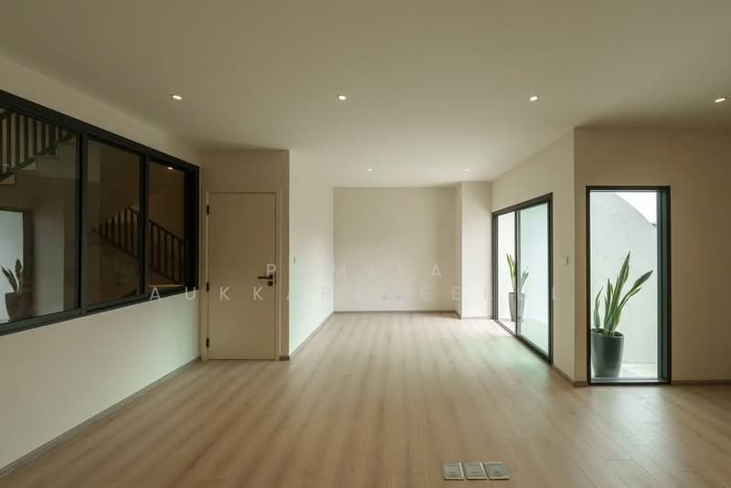 3-BR Townhouse, Bangkok, Huai Khwang, Bangkok, 3 Bedrooms, 380 sqm, Townhouse For Sale, by Pemika Aukkaraleekul, 500362763 - DDproperty.com
